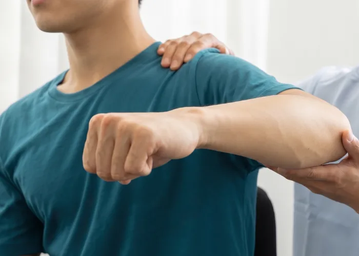 Why Choose Dr. Aditya Pawaskar for Shoulder Replacement Surgery in Mumbai?